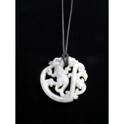 pendentif-en-pierre-naturelle-avec-une-panthere