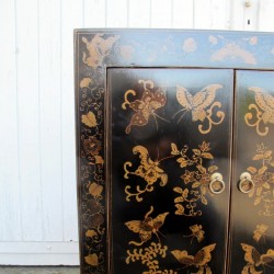 Meube chinois noir avec papillons