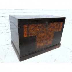 Coffre chinois avec kimono...