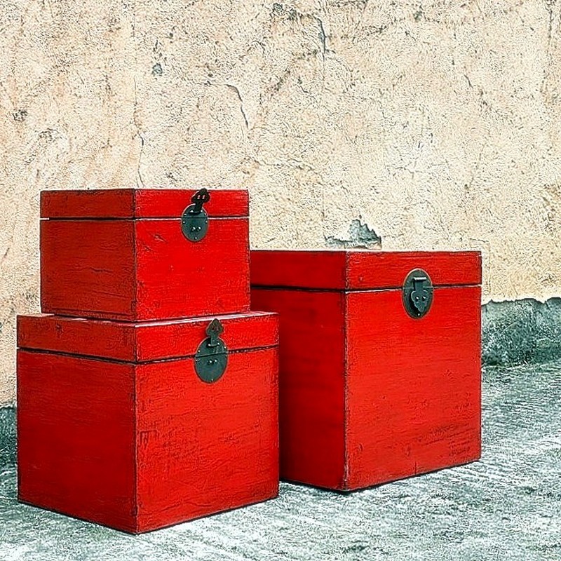 Set de trois coffres gigognes laqués rouge
