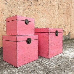 Set aus drei pink lackierten Truhe