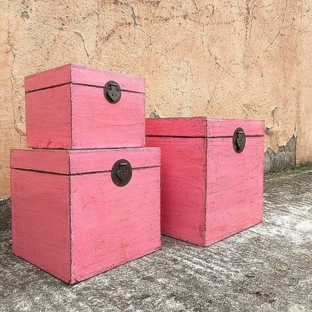 Set de trois coffres gigognes laqués pink