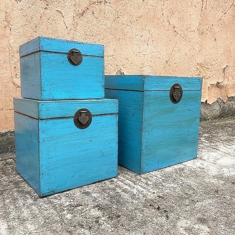 Set de trois coffres gigognes laqués bleu