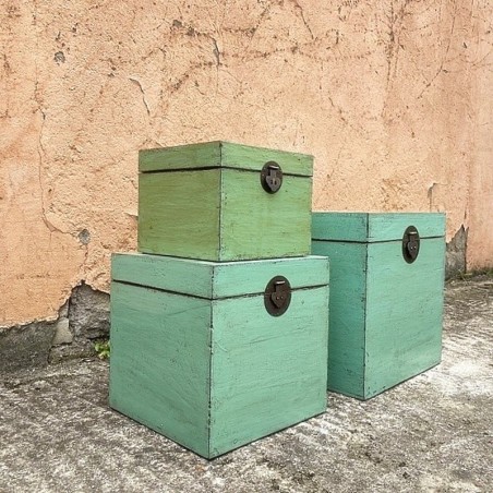 Nest of three green lacquered trunks