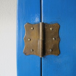 Armoire chinoise laquée bleu vif 83 cm