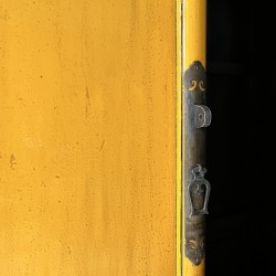 Grande armoire laquée jaune 106 cm