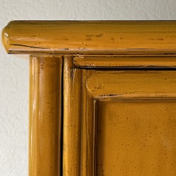 Schrank in Gelb lackiert 106 cm