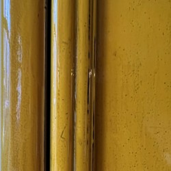 Grande armoire laquée jaune 106 cm