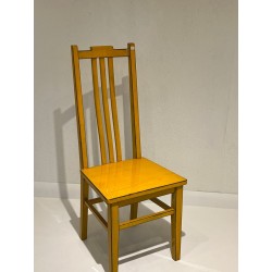 Gelb vintage lackierter Stuhl