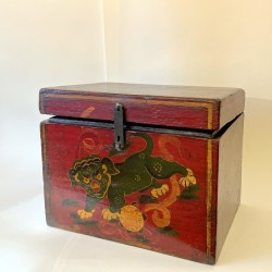 Chinese red lacquered trunk 43 cm
