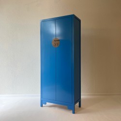 Armoire laquée peu profonde disponible en quatre teintes