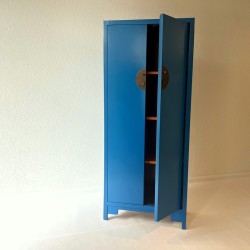Armoire laquée peu profonde disponible en quatre teintes